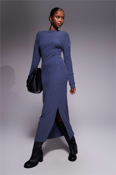 Макси-платье с заниженными плечами и V-образным вырезом темно-синего цвета артикул 153330113