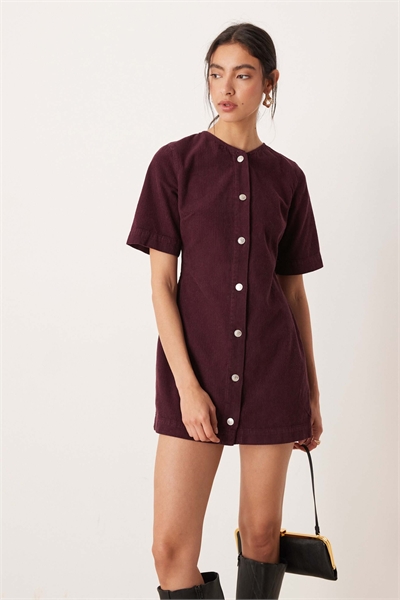 Мини-платье с пуговицами на шнурке, сливового цвета артикул 153593524