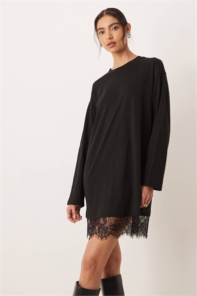 Платье-футболка с длинными рукавами и кружевной отделкой черного цвета артикул 154086119