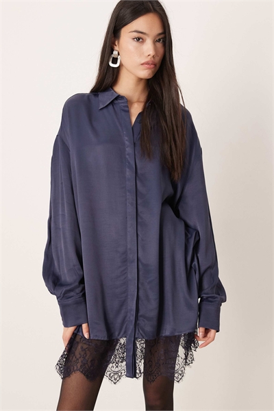 Атласное мини-платье-рубашка с асимметричным низом глубокого синего цвета артикул 153113643