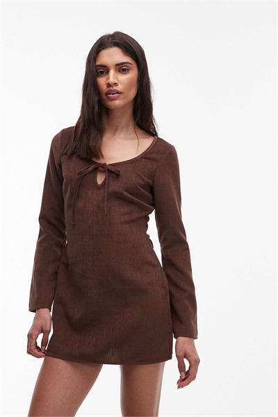 Платье-свинг с длинными рукавами и круглым вырезом цвета шоколад артикул 153532604