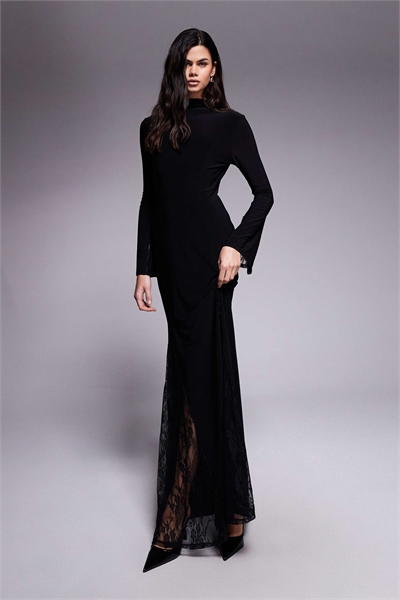 Макси-платье с высоким воротником, прозрачными кружевными вставками и прозрачными кружевными рукавами в черном цвете артикул 153054493