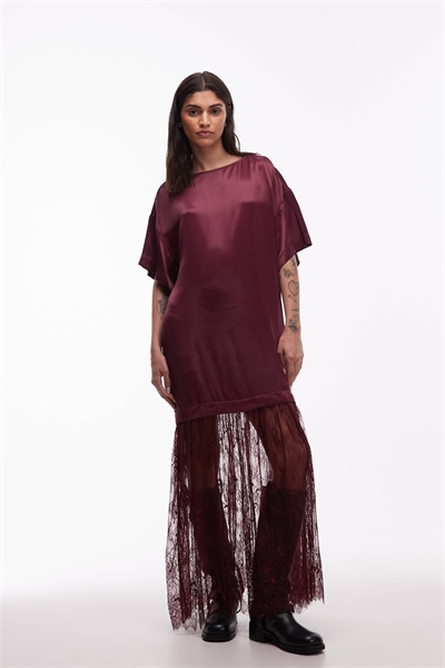 Гибридное макси-платье из атласной футболки с кружевной юбкой бордового цвета артикул 153365982