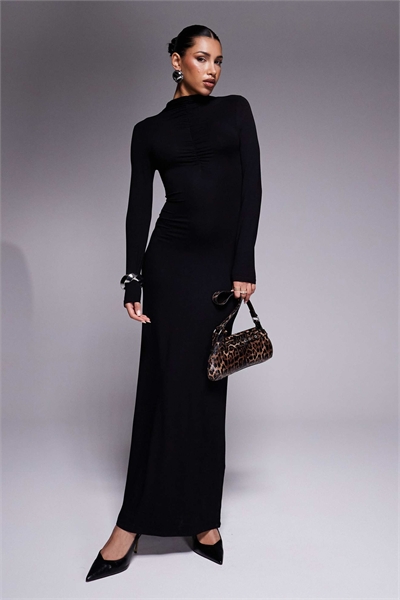 Длинное платье с высоким воротником и рукавами с рюшами, черного цвета артикул 141737185