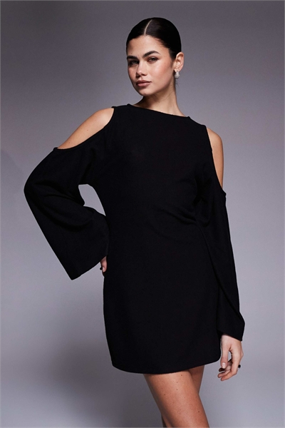 Сверхмягкое мини-платье с открытыми плечами черного цвета артикул 154083774