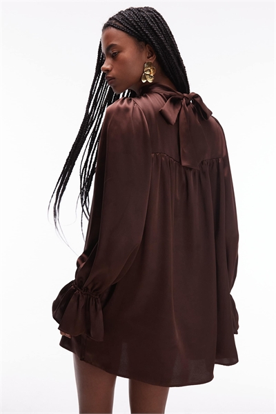 Шоколадное мини-платье с высоким воротником и рукавами-буфетками из атласа артикул 151421079