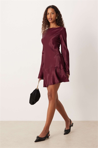 Атласное мини-платье с заниженной талией сливового цвета артикул 152738867