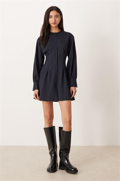 Платье-рубашка без воротника с затянутой талией в черно-белую полоску артикул 152592219