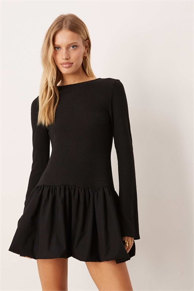 Сверхмягкое мини-платье с длинными рукавами и балонным подолом черного цвета артикул 153530741