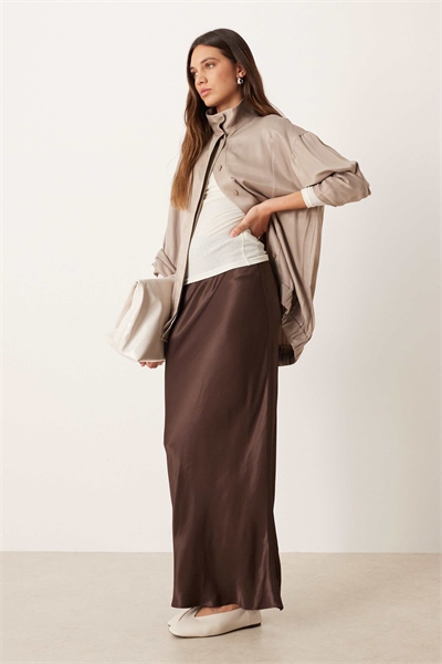 Макси-юбка из атласа с косой отрезкой артикул 152631033