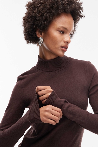 Свитер с высоким воротником из тонкого трикотажа артикул 152589876