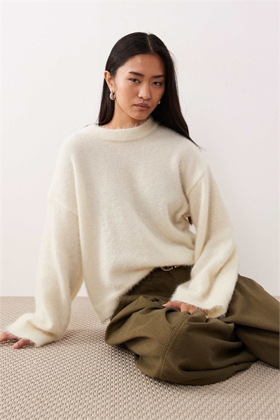 Пушистый вязаный свитер с широкими рукавами артикул 152228345