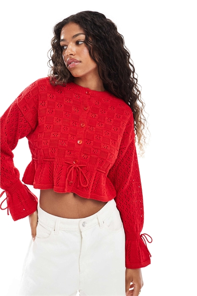 Вязаный кардиган с завязкой на талии и оборками артикул 148848315