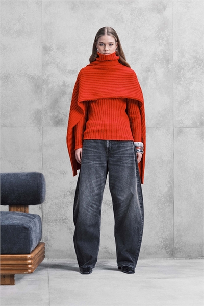 Свитер с воротником-воронкой и съемным шарфом артикул 153817059