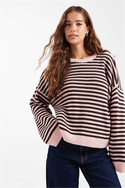 Оверсайз-свитер в шоколадно-розовую полоску артикул 153024771
