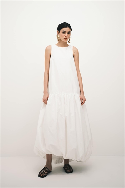 Макси-платье с заниженной талией и пышным подолом белого цвета артикул 153787840