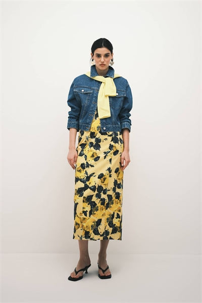 Хлопковое сатиновое макси-платье-сарафан с декором на груди с желтым принтом артикул 154216234