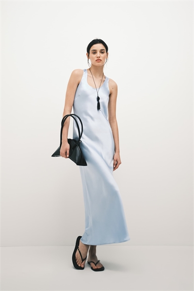 Макси-платье из атласа с вырезом в виде ложкой, бледно-голубого цвета артикул 154080734