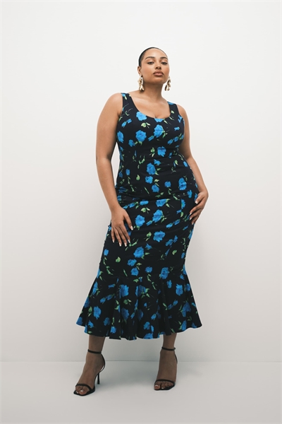 ASOS DESIGN Curve — летнее платье-миди с вырезом горловины, расклешенным низом и черным цветочным принтом артикул 154262565