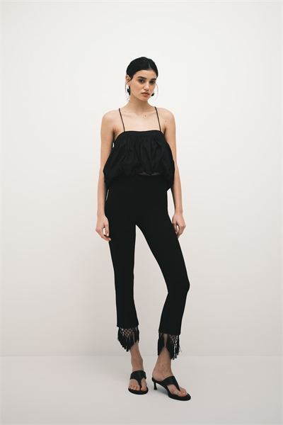 Брюки «понте капри» с кисточками по низу артикул 154168002