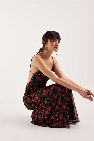 Макси-платье с ремешками, сетчатым воротником-капюшоном, черного цвета с принтом красных роз артикул 154870052