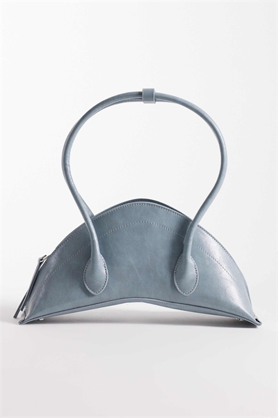 Структурированная сумочка-клатч в форме круассана артикул 153668431