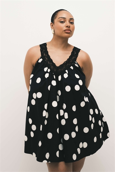 ASOS DESIGN Curve Мини-сарафан с V-образным вырезом из поплина с кружевным наложением в монохромную точку артикул 152830663