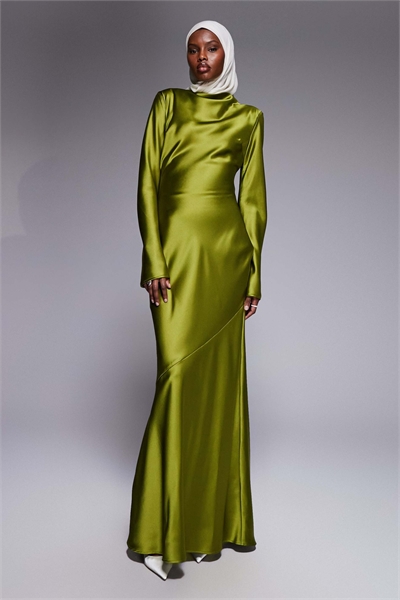 Атласное макси-платье с объемным бантом на спине, оливково-зеленого цвета артикул 154630811