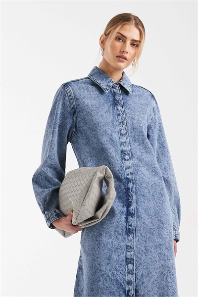 Джинсовое платье-миди с кислотной обработкой артикул 153837033