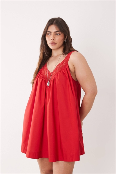 ASOS DESIGN Curve Мини-сарафан с V-образным вырезом из поплина с кружевным наложением, томатный красный артикул 153684896