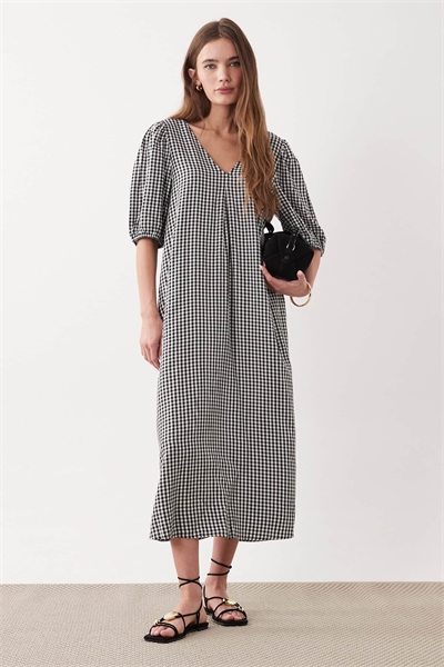 Платье средней длины с V-образным вырезом и рукавами-буфами из черной клетчатой ткани артикул 153115966