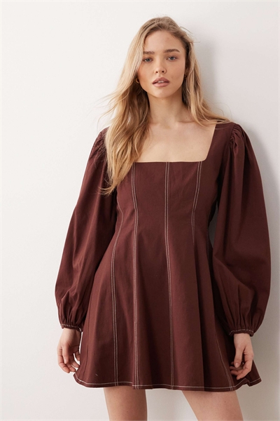 Мини-платье с квадратным вырезом, рукавами-буфами и контрастной отстрочкой теплого шоколадного цвета артикул 153252448