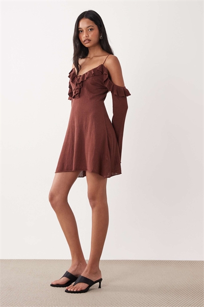 Мини-платье из трикотажа премиум-класса с рюшами и открытыми плечами, шоколадного цвета артикул 152703462