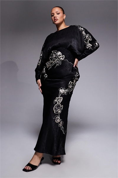 ASOS DESIGN Curve атласное макси-платье с вышивкой в виде крыльев летучей мыши, черного цвета артикул 153533025