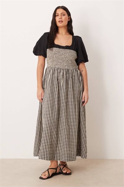 ASOS DESIGN Curve Макси-платье с сборками на лифе и буффами из монохромной клетчатой ткани артикул 151671759