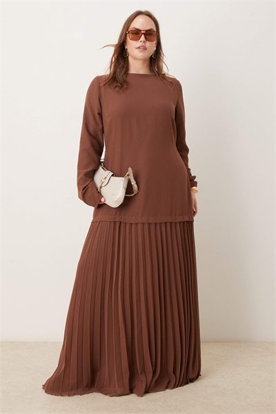 ASOS DESIGN Curve длинное платье-макси с плиссированной юбкой и длинными рукавами, шоколадного цвета артикул 150148520