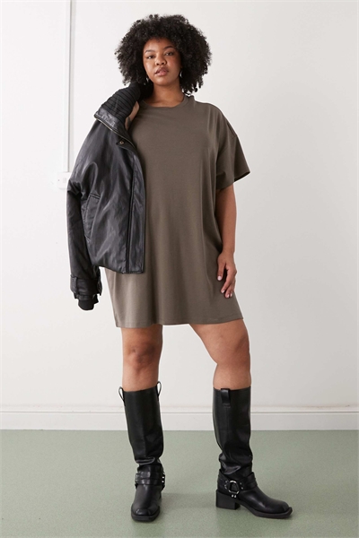 Прямое платье-футболка коричневого цвета артикул 154133332