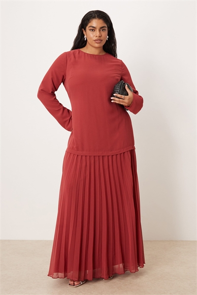 ASOS DESIGN Curve длинное платье-макси с плиссированной юбкой и длинными рукавами, темно-красного цвета артикул 151448661