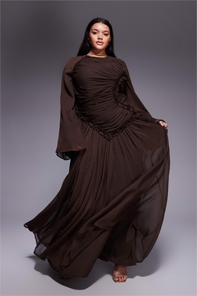 ASOS DESIGN Curve Макси-платье из гофрированного шифона с микро-рюшами, шоколадного цвета артикул 151258116