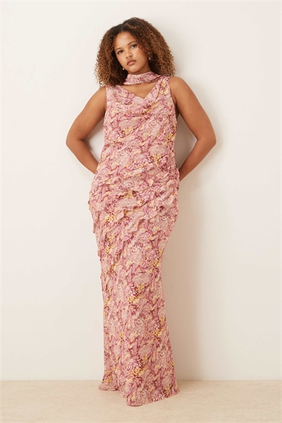 Макси-платье с воланами на груди и абстрактным ягодным принтом артикул 153148933