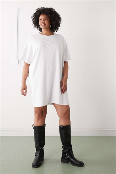 Прямое платье-футболка белого цвета артикул 154133331