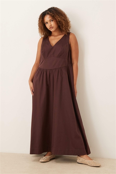 ASOS DESIGN Макси-платье с завышенной талией, V-образным вырезом и швами шоколадного цвета артикул 152118892