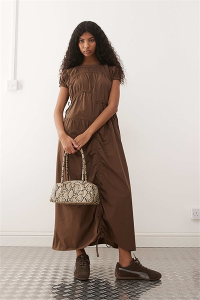Многоканальное платье-миди с короткими рукавами коричневого цвета артикул 151746873