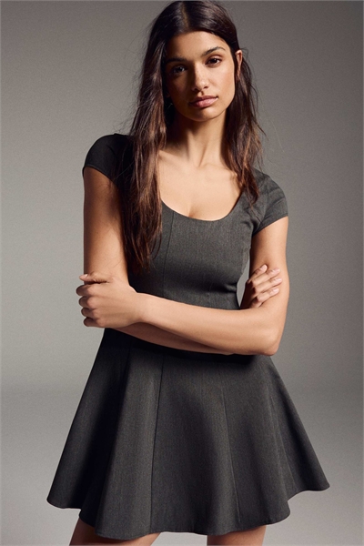 Мини-платье из бенгалина с расклешенной юбкой серого цвета артикул 155847288