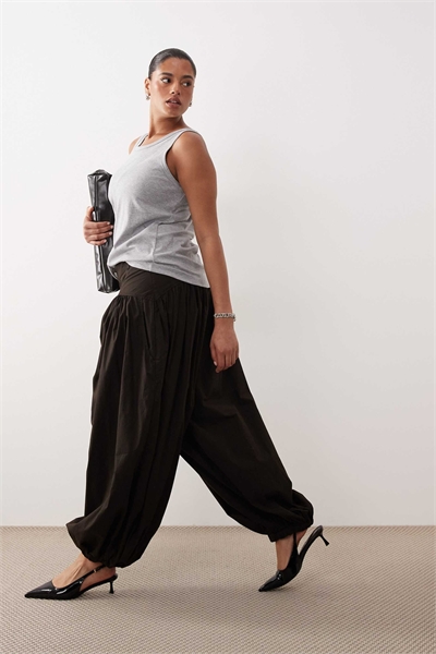 Брюки с завышенной талией и манжетами в виде шариков артикул 154745222