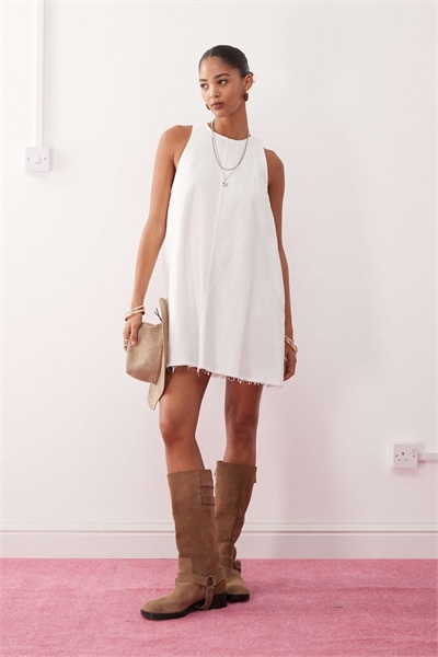Белое мини-платье без рукавов с бахромой по краю артикул 147660987