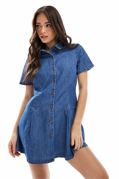 Мягкое джинсовое мини-платье с заниженной талией и складками, средней степени вымывания, синего цвета артикул 140699870