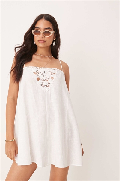 Мини-платье в пляжном стиле с вставкой из текстурированной салфетки артикул 142510846