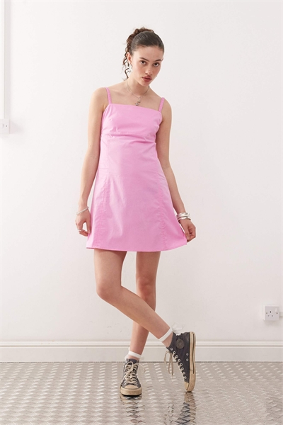 Тканое мини-платье с бретелями на спине розового цвета артикул 143262817