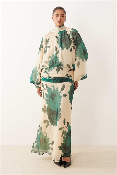 ASOS DESIGN Curve макси-платье с высоким воротником из драпированного шифона с завязкой на шее, с зеленым цветочным принтом артикул 150499030